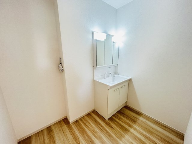 新築　前橋市元総社町1期　１号棟の独立洗面台|現地写真　シャワー付きの洗面台は忙しい朝でも身支度を整えるのにとても便利◎							
