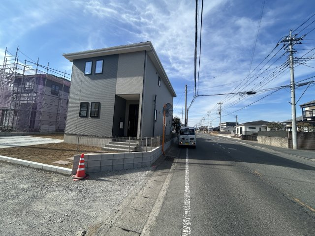 新築　前橋市元総社町1期　１号棟の前面道路含む現地写真|北側接道幅員約12ｍ　東側接道幅員約3ｍ