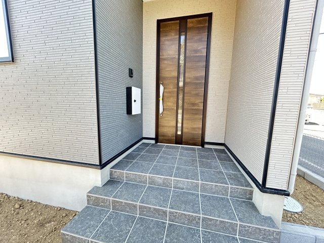 新築　前橋市元総社町1期　１号棟の玄関|現地写真　ポストと一体型のTVモニターホンでセキュリティ安心！
