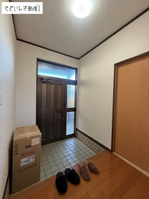 【玄関】 | 久喜市除堀　中古住宅   | 現地(2025年12月撮影)