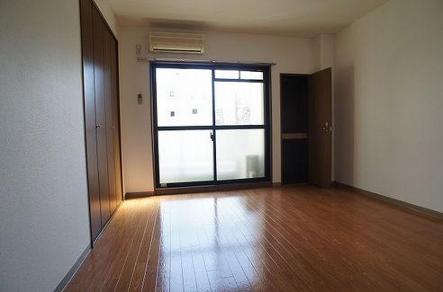 ティエムハイツの居間・リビング