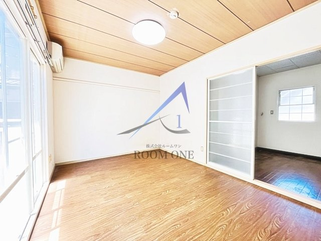 ロイヤルハイツ２の居間・リビング|洋室のお部屋です。