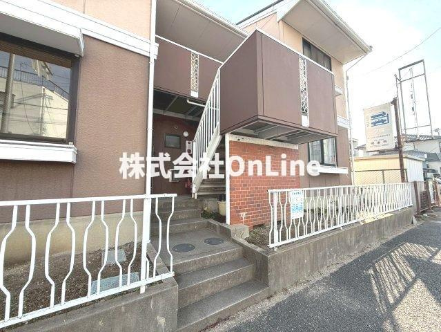 八尾市本町６丁目のハイツのエントランス