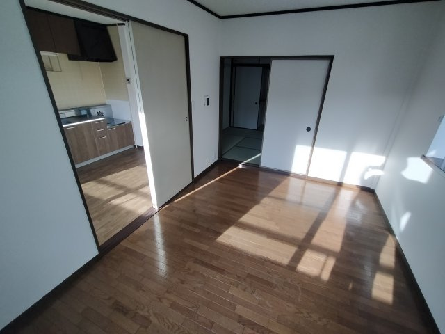 サンライズ（朝日３丁目）の居間・リビング