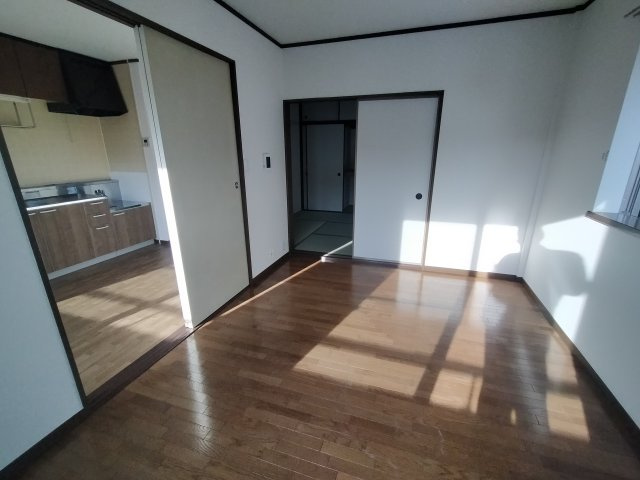 サンライズ（朝日３丁目）の居間・リビング