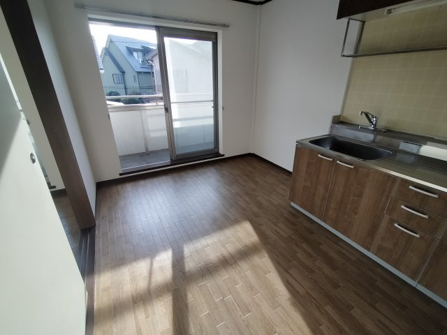 サンライズ（朝日３丁目）の居間・リビング