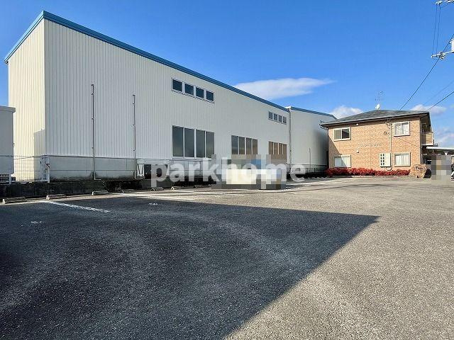 フォブールあすたの駐車場