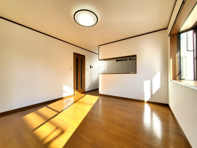 吉川市　川藤　中古戸建の居間・リビング|こちらのリビングで趣味の時間をお楽しみください