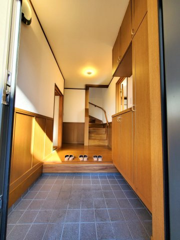吉川市　川藤　中古戸建の玄関|収納もある玄関です