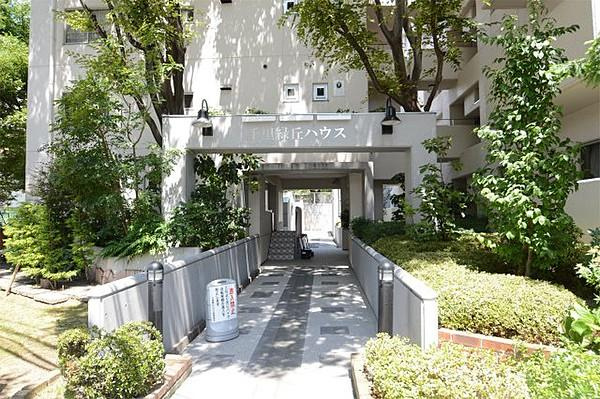 千里緑丘ハウスのエントランス