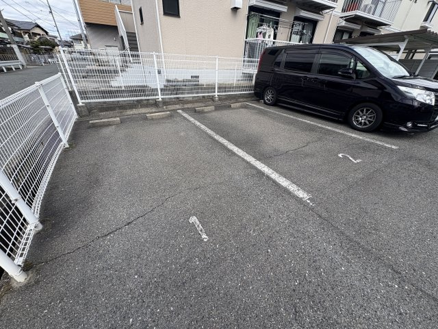 コーポ久兼の駐車場