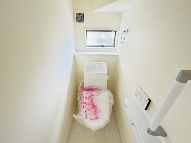 新築　北群馬郡吉岡町下野田第13　Livele Garden.S　１号棟のトイレ|現地写真　節水タイプのウォシュレット付きトイレ、水道料節約に一役買います！							
