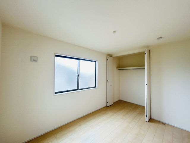 新築　北群馬郡吉岡町下野田第13　Livele Garden.S　１号棟の収納|現地写真　それぞれのお部屋に収納スペースがあるのでお片付け上手で室内もスッキリ♪							
　						
