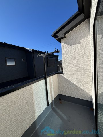 平塚市岡崎10期　新築戸建　全30棟26号棟のバルコニー