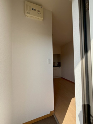 【玄関】 | グレーシア | 玄関です！入ってすぐに洋室5.5帖のお部屋があります♪