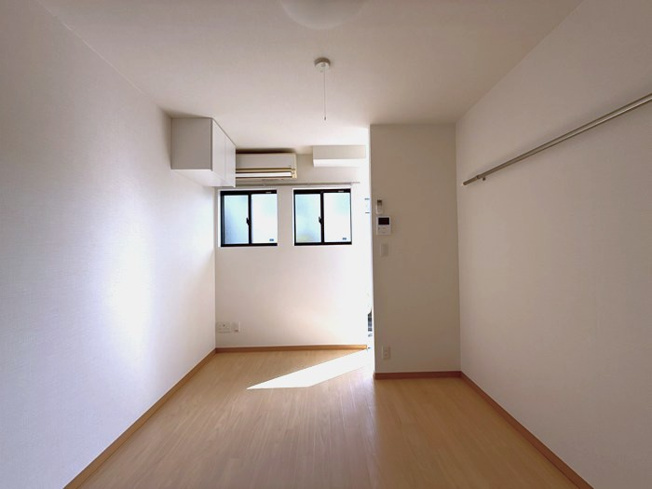 【洋室】 | グレーシア | 南西向き洋室5.5帖☆玄関から入ってすぐにあるお部屋です♪エアコン付きで1年中快適に過ごせますね☆