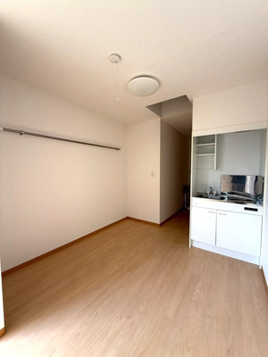 【寝室】 | グレーシア | 南西向き洋室5.5帖☆収納スペースと屋根裏収納があります♪壁にはピクチャーレールがあり、絵や写真が飾れます☆ハンガー掛けとしても便利！