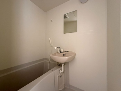 【浴室】 | グレーシア | バスルームは洗面台付きの2点ユニットです♪お風呂に浸かって一日の疲れもすっきりリフレッシュ♪