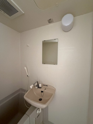 【洗面所】 | グレーシア | バスルームにある洗面台です！鏡の前で身支度ばっちりできちゃいます◎