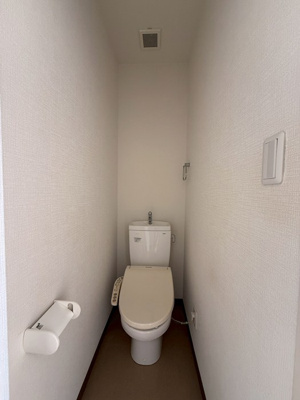 【トイレ】 | グレーシア | トイレは温水洗浄便座付き♪人気のバストイレ別です♪横にはタオルを掛けられるハンガーもあります♪