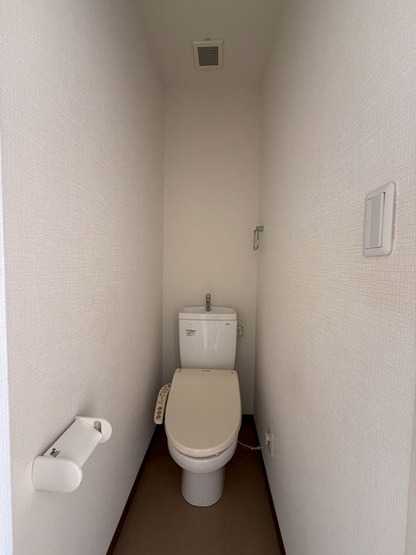 【トイレ】 | グレーシア | トイレは温水洗浄便座付き♪人気のバストイレ別です♪横にはタオルを掛けられるハンガーもあります♪