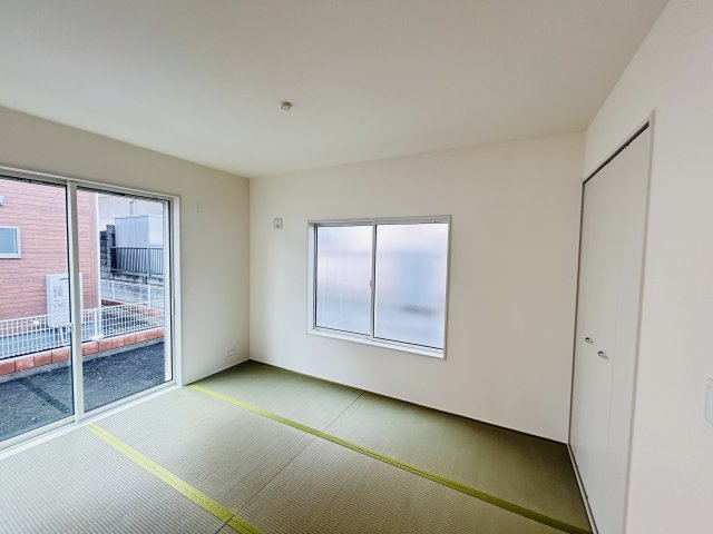 新築　北群馬郡吉岡町下野田第13　Livele Garden.S　2号棟の和室|現地写真　リビング隣の和室はお子様の遊び部屋としてもちょうどいいですね♪							
