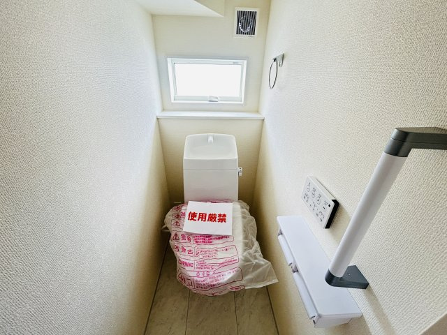 新築　北群馬郡吉岡町下野田第13　Livele Garden.S　2号棟のトイレ|現地写真　節水タイプのウォシュレット付きトイレ、水道料節約に一役買います！							

