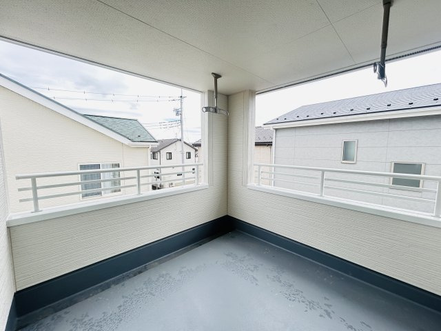 新築　北群馬郡吉岡町下野田第13　Livele Garden.S　2号棟のバルコニー|現地写真　インナーバルコニーで少しの雨なら濡れずにすみます。天気が怪しいけど…という悩みも解消ですね!									
