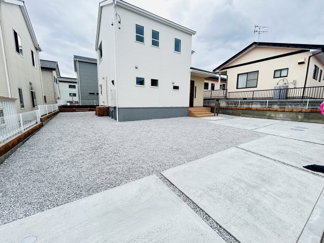 新築　北群馬郡吉岡町下野田第13　Livele Garden.S　2号棟の駐車場|現地写真　駐車スペースは2台分可能です！					
