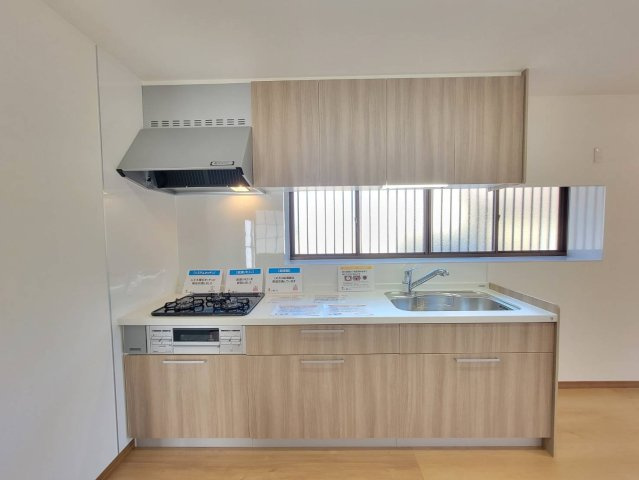 佐野市若松町 再生住宅のキッチン|調理に集中できるシステムキッチン。収納や動線も工夫しやすく、快適な料理時間をサポートします。
※2025年12月撮影