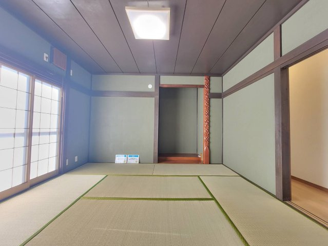 佐野市若松町 再生住宅の和室|〇8帖和室〇
床の間や障子など、日本の文化を感じられる純和室。
まるで旅館のような趣です。応接スペースとして活用できるのも俺しいですね☆
※2025年12月撮影