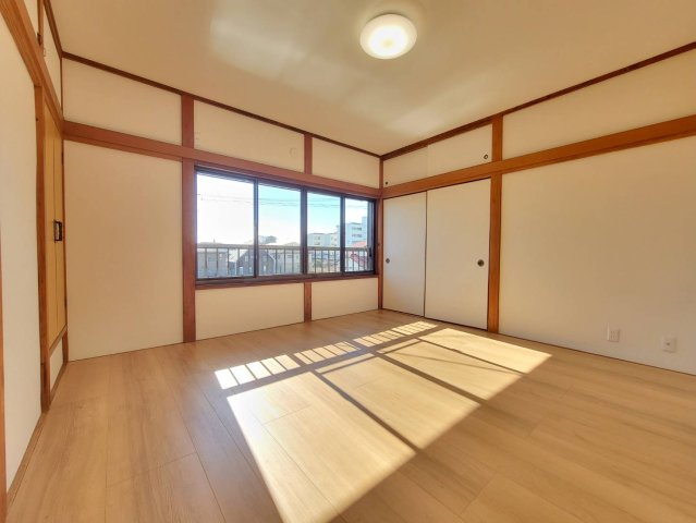 佐野市若松町 再生住宅の洋室|〇2階・8帖洋室〇
ほどよい広さで使いやすい広さの洋室。
机やベッドを置いてもゆとりが出ます。
窓から光が差し込む明るい空間で、毎日を気持ちよく過ごせます。
※2025年12月撮影