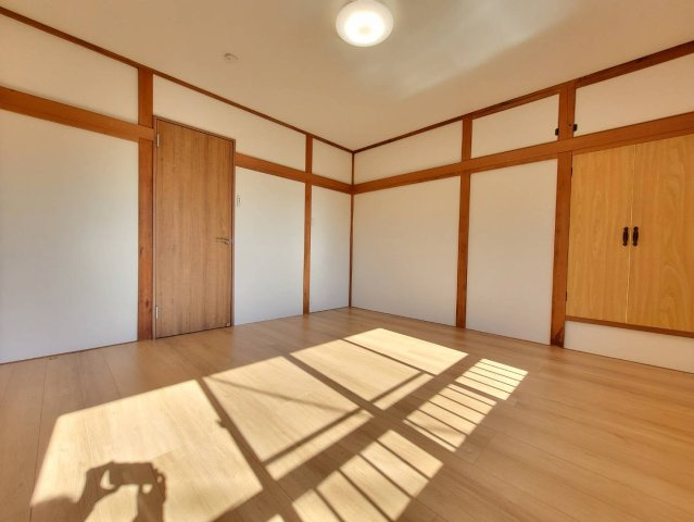 佐野市若松町 再生住宅の洋室|〇2階・8帖洋室〇
全居室便利な収納付き☆しっかり収納して、すっきりとお部屋を使えます。暮らしにちょうどいい収納力です！
※2025年12月撮影