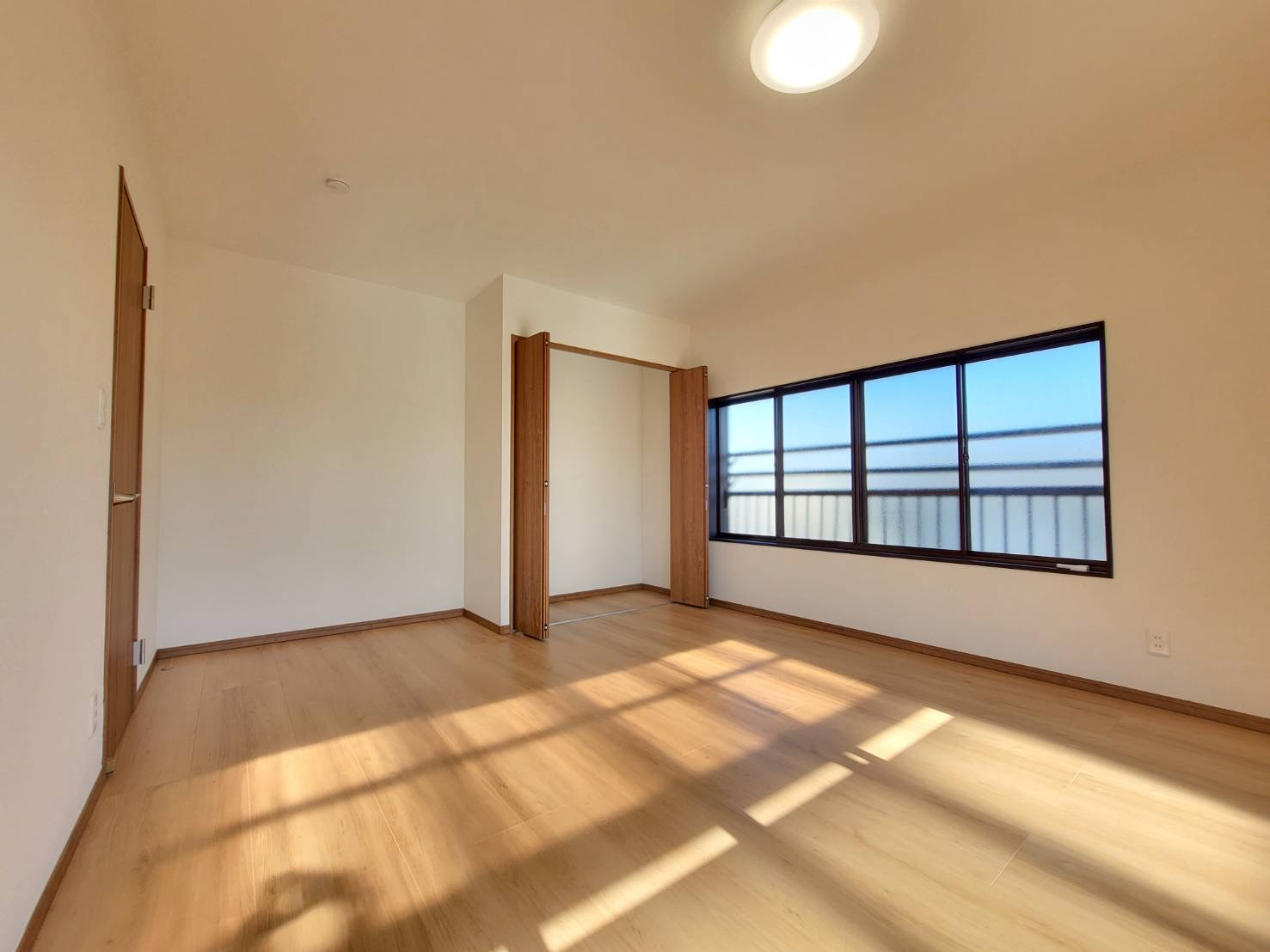 佐野市若松町 再生住宅の洋室|〇2階・9帖洋室〇
洋服もバッグもまとめて収納できるウォークインクローゼット付き。見渡せるから選びやすく、毎日のコーディネートがもっと楽しくなります。
※2025年12月撮影