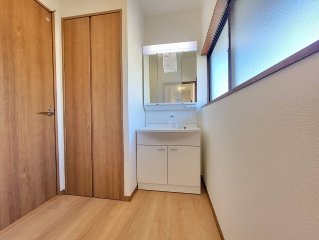 佐野市若松町 再生住宅のトイレ|〇2階洗面台〇
2階にもお手洗いと洗面台があります！
朝の準備は渋滞になりがちなので、2階にもあると嬉しいですね☆
※2025年12月撮影