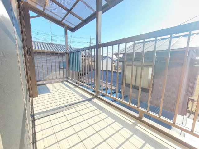 佐野市若松町 再生住宅のバルコニー|ちょっと外に出て深呼吸したくなる、そんなちょうどいい広さのバルコニー。
暮らしに自然な開放感を添えてくれます♪
※2025年12月撮影
