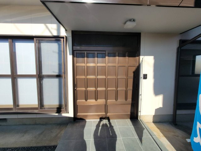 佐野市若松町 再生住宅のその他|両手がふさがっていても開けやすい引戸タイプ。広めの屋根付きで雨の日でも濡れずに傘を準備できます！
※2025年12月撮影