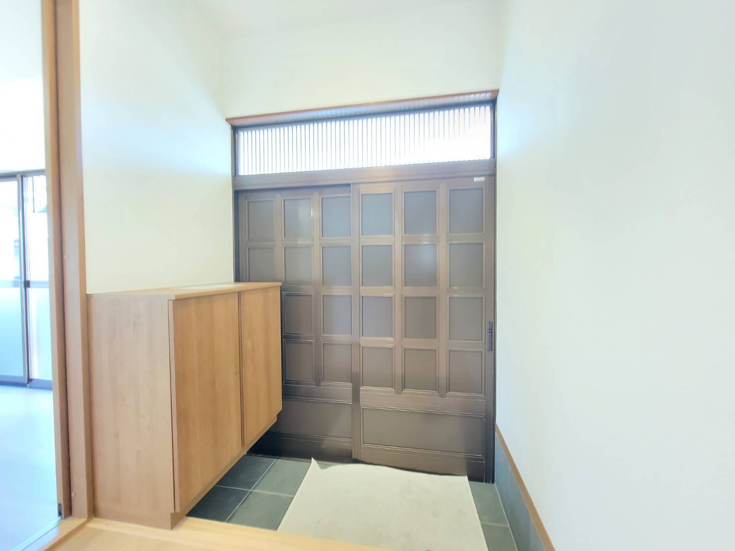 佐野市若松町 再生住宅の玄関|明るく広々とした玄関。
たっぷりシューズボックスがございますので、ご家族全員分の靴をスッキリとしまえます！
※2025年12月撮影