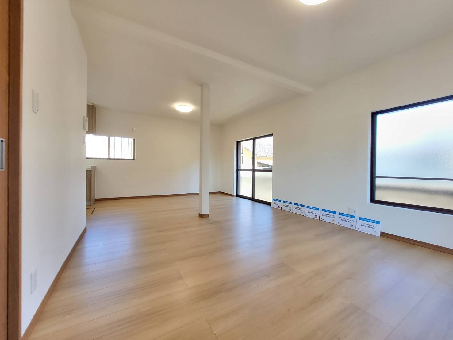 佐野市若松町 再生住宅の居間・リビング|とってもひろいリビング20帖！
大画面TVの設置場所にも困らない、インテリアプランが考えやすい広々リビング。家族団らんの時間も増えそうです！
※2025年12月撮影