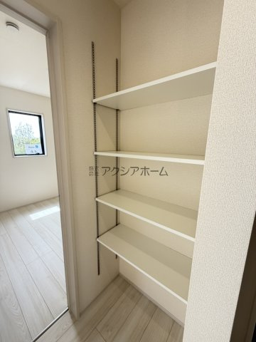 所沢市牛沼・全1棟　新築一戸建　～LDK15.8帖～のその他|2階廊下可動棚