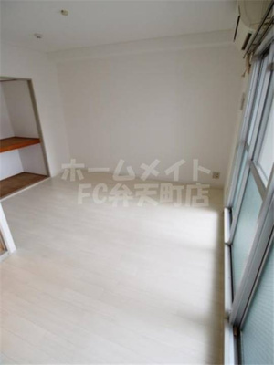 【居間・リビング】 | シャトー元町 | こちらのリビングで趣味の時間をお楽しみください