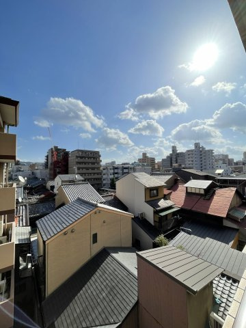 アルモード京都高辻の展望|南東角部屋で陽当たり良好です。
阪急、地下鉄、京福全て徒歩10分、3WAYアクセスが可能。周辺商業施設等が充実しており、生活しやすい立地です。