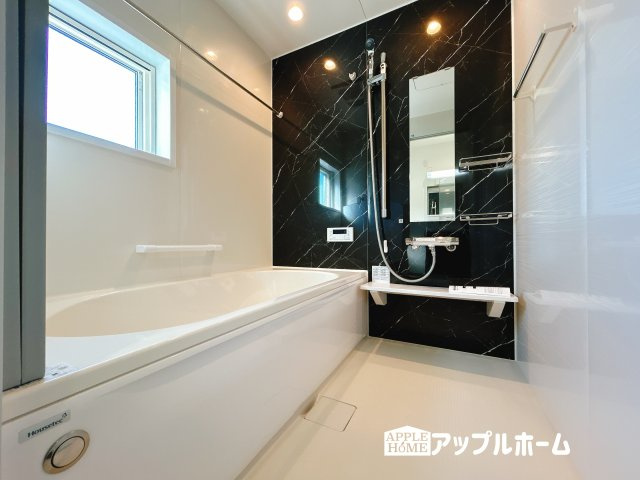 【新築住宅】羽生市須影 第1期の浴室|窓付きのバスルームは、採光もあり明るく気持ちの良い空間です。窓があることで、換気環境も良好。掃除もスムーズに出来ます