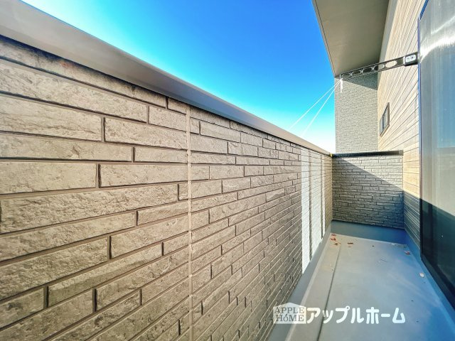 【新築住宅】羽生市須影 第1期のバルコニー|家族分の洗濯物もしっかり干せます。日当たりも良く、毎日のお洗濯が楽しくなりそう♪お布団は手軽に干せていつもポカポカに☆