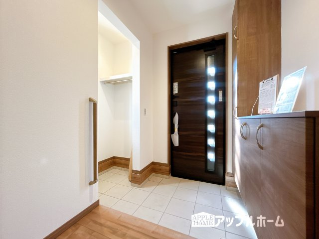 【新築住宅】羽生市須影 第1期の玄関|明るくて清潔感溢れる玄関。便利な下駄箱収納付きです♪散らかりがちな玄関もすっきりと片付きます。