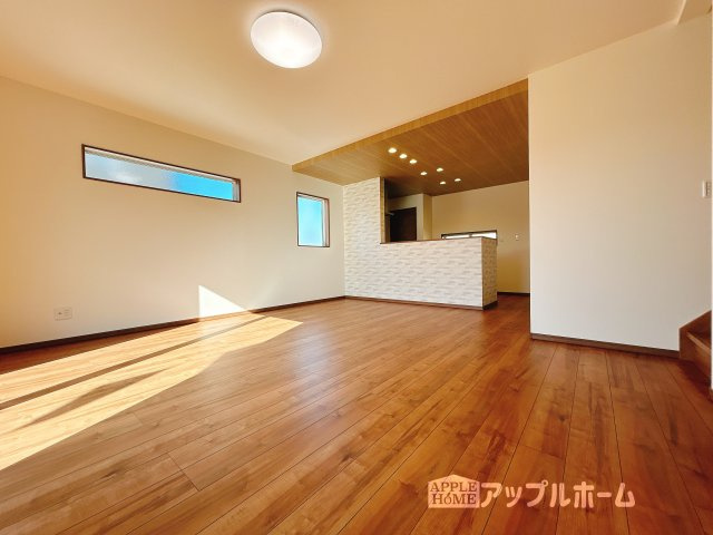 【新築住宅】羽生市須影 第1期の居間・リビング|広々リビング×対面キッチンで家族の会話も弾みます♪家族団らんの秘訣は間取りにあり☆夢のマイホームを一緒に叶えましょう！