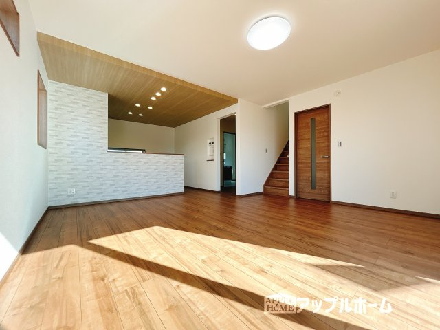 【新築住宅】羽生市須影 第1期の居間・リビング|窓から差し込む光で家族を温かく包み込みます。明るいリビングで子育てする喜びを☆いつでも見学可能です！