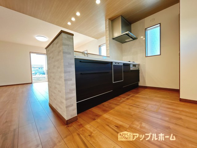 【新築住宅】羽生市須影 第1期のキッチン|対面式キッチンは、家族のコミュニケーションを育み、子育て家族にも好適なプラン！リビングで寛ぐご家族をいつも感じられます♪会話を楽しみながら家事ができ、小さいお子様がいても安心です！