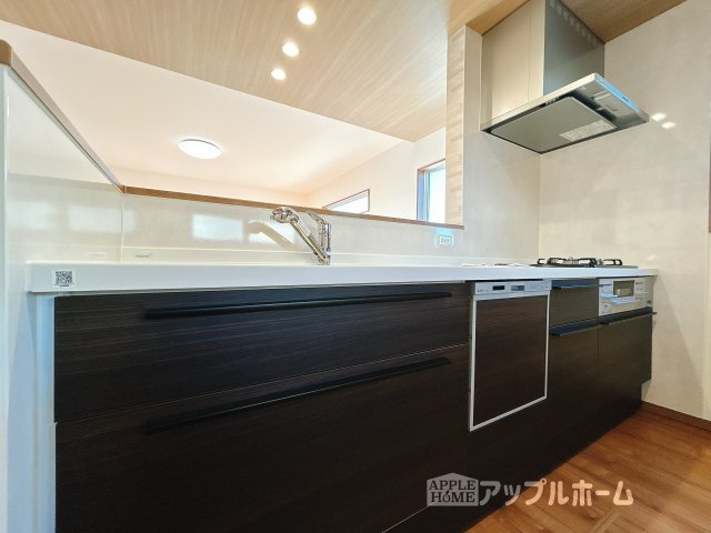 【新築住宅】羽生市須影 第1期のキッチン|見栄えもよくお手入れもスムーズに出来ます。豊富な収納力もございますので、キッチンスペースをスッキリとお使い頂けそうです。