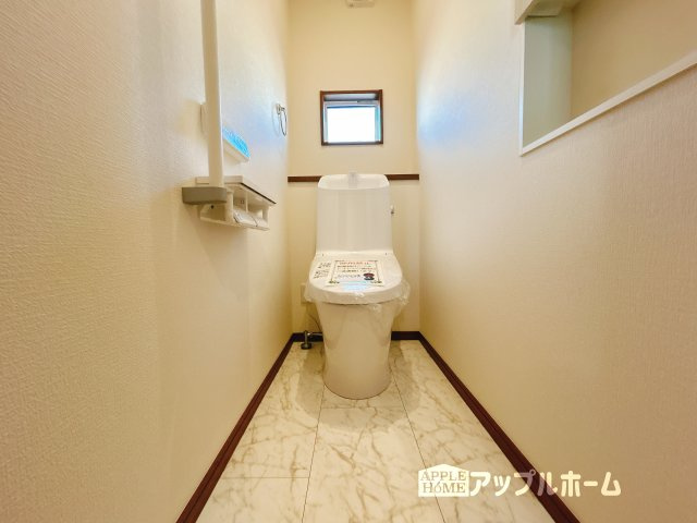 【新築住宅】羽生市須影 第1期のトイレ|温水洗浄器付き便座を標準装備してます♪窓付きで明るく、快適空間となっております。毎日使う場所だからこその配慮です。